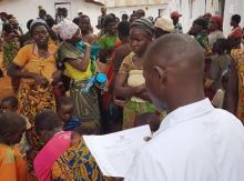 Les agents de santé s'assurent des informations reçues de la part de leurs collègues tanzaniens