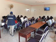 Mr Julu facilitating the group discussion on case management. Photo: WHO.