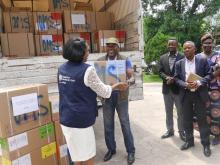 Deux kits ( dont un kit sanitaire d'urgence) ont été fournis par l'OMS pour soulager les victimes des fortes pluies et inondations qui ont touché Kinshasa (4-5 et 7 janvier 2018) faisant près de 48 décès et plusieurs blessés