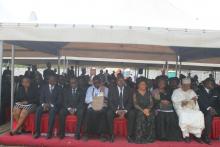 Enterrement à Dibombari : le Représentant de l'OMS et sa délégation, le Secrétaire d'Etat à la Santé Publique et le Secrétaire Général 