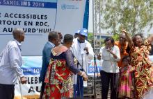 En RDC, les saynètes comiques sont très prisées par la population. Et la troupe théâtrale kinoise 'Salongo' a bien joué son rôle en la matière, par la sensibilisation et la vulgarisation du thème de l'accès à la Couverture Santé Universelle (CSU) lors de la JMS 2018 au 'Village Santé' de Kinshasa. OMS/EK