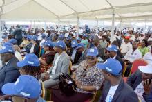 Les invités et parties-prenantes diverses, écoutant, sous les tentes aménangées au Village Santé le déroulé de la cérémonie commémorative de la Journée mondiale de la Santé 2018. "Cela faisait un peu plus longtemps que la RDC n'avait plus commémoré la JMS de cette manière, avec une organisation aussi impeccable," a dit un anonyme participant.  OMS/Eugene Kabambi  