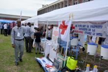 Les services centraux incluant les programmes spécialisés du Ministère de la Santé, ainsi que les membres de la Croix-Rouge de la RDC ont eu aussi leurs stands avec matériels d'exposition. OMS/Eugene Kabambi