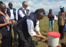 A leur arrivée à Bikoro, près de la piste de l'atterrissage, le Dr Tedros et sa suite se sont lavés les mains à partir du dispositif de lavage mis en place pour éviter toute propagation de la maladie à virus Ebola dans la zone. OMS/Eugene Kabambi