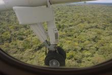 Au dessus de  la province de l'Equateur, vue aérienne partielle du massif forestier avant l'atterrissage du DASH 8 du service aérien des Nations unies (UNHAS) affrété par l'OMS et transportant la délégation conjointe, en route vers Bikoro, pour l'évaluation de l'épidémie de la maladie à virus Ebola. OMS/Eugene Kabambi