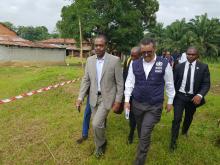 Directeur général de l'OMS, Directrice régionale, Ministre de la Santé et leur suite faisant le tour de l'hôpital général de référence de Bikoro avant de quitter la zone dimanche autour de 15h locale. OMS/Eugene Kabambi