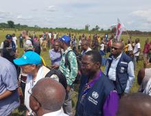 Le Représentant de l'OMS, le Dr Allarangar Yokouidé lors de la visite à Bikoro samedi 12 mai, avec le Représentant de l'UNICEF, le Dr  Gianfranco Rotigliano. OMS/Eugene Kabambi