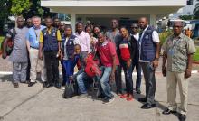 Photo de famille comprenant le Dr Michael Ryan et le Dr Allarangar Yokouidé avec les vaccinateurs venus de la Guinée et du Niger à Kinshasa pour la campagne de vaccination ciblée anti Ebola dans les zones touchées par l'épidémie de l'Equateur. OMS/Eugene Kabambi 