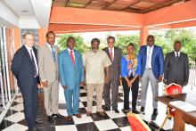 Photo de famille de la délégation officielle de l'OMS autour du Chef de l'Etat congolais, SEM Joseph Kabila, après l'audience en sa ferme de Kingakati le dimanche 13 mai, au sud est de Kinshasa. OMS/Eugene Kabambi