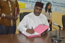 Signature des accords par le Ministre AZIZ