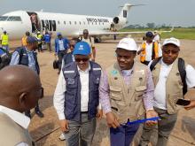 Le Dr Tedros Adhanom Ghebreyesus marchant ensemble avec le Dr Oly Ilunga sur le tarmac de l'aéroport de Mbandaka. OMS/Eugene Kabambi