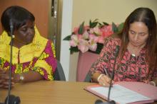 Le Représentant du HCR, Ioli KIMYACI (à droite) signe les documents de réception du don, sous le regard  Représentant de l’OMS au Burkina Faso (à gauche)