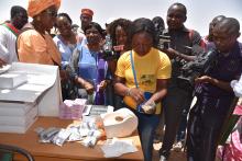 Visite de stands : séance de démonstration du port du condom féminin