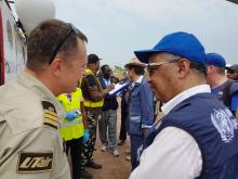 Dr Tedros échangeant avec l'un des pilotes de l'hélicoptère pour le vol correspondant sur Itipo à plus ou moins 180 km plus au sud de Mbandaka. OMS/Eugene Kabambi