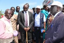 A health personnel briefing the high level Ebola Preparedness Team at the screening facility in Nimule, Torit State