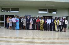 Une photo de famille des autorités avec les participants