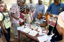 Dans le quartier Jeune Foire situé à Lutendele, une aire de santé de Mont-Ngafula, au sud-ouest de Kinshasa, la population vient à la rencontre de l'unité mobile dédiée au dépistage gratuit de la maladie du sommeil. OMS/Eugene Kabambi