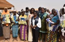 Photo de famille avec les populations déplacées après une distribution de moustiquaires imprégnées à longue durée d’action