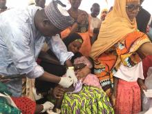 Une cérémonie animée par la troupe de Niamey avec des messages de sensibilisation sur la vaccination contre la méningite Le Ministre de la Santé Publique prononçant son discours de lancement officiel Le Ministre de la Santé Publique vaccinant symboliquement un enfant
