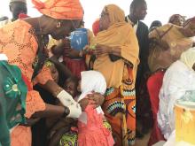 la Représentante par intérim de l’OMS au Niger vaccinant un enfant