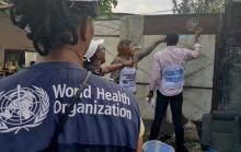 Un membre de l'équipe de supervision de l'OMS avec les vaccinateurs lors du marquage devant la parcelle après la vaccination dans la zone de santé de Kasa-Vubu. OMS/Eugene Kabambi 