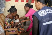 Vaccination contre la rougeole dans l’aire de santé de Badara, l’une de plus touches par l’épidémie dans la zone de santé de la N’Sele, à Kinshasa. La campagne de vaccination est conduite par le Ministère de la Santé avec l’appui de l’OMS et de l’UNICEF. WHO/ Eugene Kabambi  