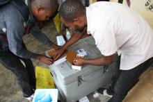 Les vaccinateurs de la zone de santé de N'Sele chargent les vaccins anti rougeoleux dans les boîtes pour approvisionner d'autres aires de santé voisines de Badara touchées par l'épidémie. WHO/Eugene Kabambi