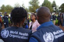 Dr Mathidiso Moeti pendant la visite à Butembo au milieu du personnel déployé de l'OMS dans la riposte contre la maladie à virus Ebola. OMS/Eugene Kabambi