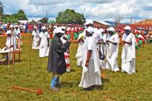 Un groupe folklorique local lors d'un numéro sur le recours aux services de santé en cas de paludisme