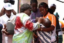 Le Répresentant de l'OMS au Burkina Faso administre une dose de VPI à un enfant