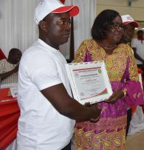Mme le Ministre de la santé ( à droite) remet une attestation de reconnaissance à un donneur de sang