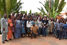 Photo de famille à l’issue de la visite du Représentant de l’OMS aux apprenants  du cours  interuniversitaire antibiologie et antibiothérapie  en Afrique subsaharienne