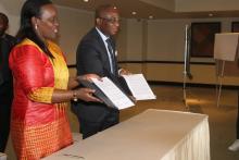 Ministers of Health of Rwanda and DRC signing the joint Communique on EVD  cross border collaboration