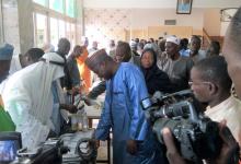 Présentation des produits par les tradipraticiens aux officiels lors de la visite des stands