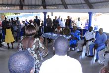 Dr Moeti s'entretenant avec l'équipe médicale et les responsables communautaires au CMS Agbonou (Atakpame)