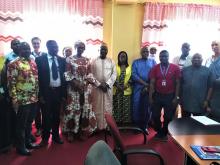 La photo de groupe à l’issue de la réunion de restitution avec le Ministre de la Santé (en boubou et bonnet) avec à sa gauche la Représentante de l’Unicef au Niger et à sa droite la Représentante ai de l’OMS au NIger