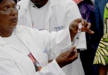 Une infirmière d'une centre de santé apprétant le vaccin Rotasiil pour une vaccination symbolique à Limeté, Kinshasa. OMS/Eugene Kabambi