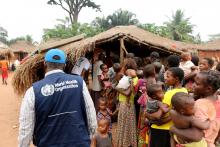 Un épidémiologiste de l'OMS visitant un site de vaccination contre la rougeole dans la zone de santé de Mutena, dans la Province du Kasaï (centre du pays). Crédit photo: OMS/Eugene Kabambi