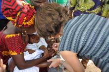 La chef de bureau de GIZ administrant la dose de vaccin à un enfant