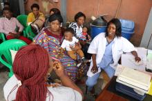 Des mamans discutant avec l'infirmière du centre de santé ANR de Bandalungwa, lors d'une consultation pré scolaire - WHO  - Eugene Kabambi