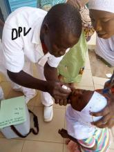 Administation de vaccin à un enfant