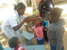 Admininistration de vaccin à des enfants