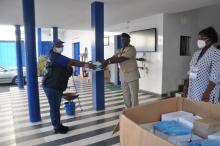 Dr Diallo remettant le don aux autorités sanitaires togolaise