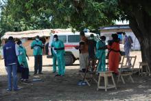Passager malade transporté à l'hôpital provincial de Bongor et l'Equipe OMS qui observe les actions sur la base des plans et procédures de préparation et réponse de la Province