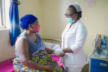 A health worker attending to a patient at the female ward at Maitama District Hospital, Abuja. Photo credit Ogbeide_WHONigeria.jpg