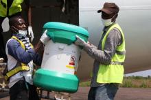 Les doses de vaccin contre Ebola - rVSV-ZEBOV-GP fournies par l'OMS sont déchargées à Mbandaka pour la vaccination des contacts - OMS - Eugene Kabambi