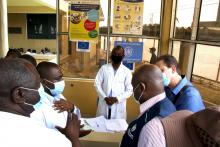 Des experts de la santé ECHO et OMS échangeant avec le personnel médical de l'hôpital St-Joseph de Kinshasa lors d'une visite dans l'un de ces centres de dépistage des comorbidités liées au coronavirus, COVID-19