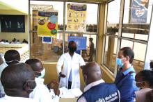 Echange entre le personnel médical du centre de dépistage des comorbidités de l'hôpital de référence St-Joseph, à Kinshasa - OMS Eugene Kabambi -