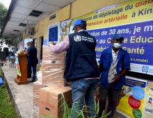 Un logisticien de l'OMS apportant les concentrateurs d'oxygène au Centre d'Education de Diabète de Kinshasa, fournis avec l'aide généreuse d'ECHO et de la Banque mondiale