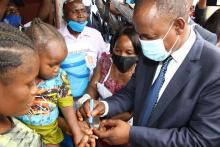 Après avoir reçu son vaccin VPOm2, la fillette a également reçu le marquage à son petit doigt d'une encre indélébile par le gouverneur de la province de l'Equateur
